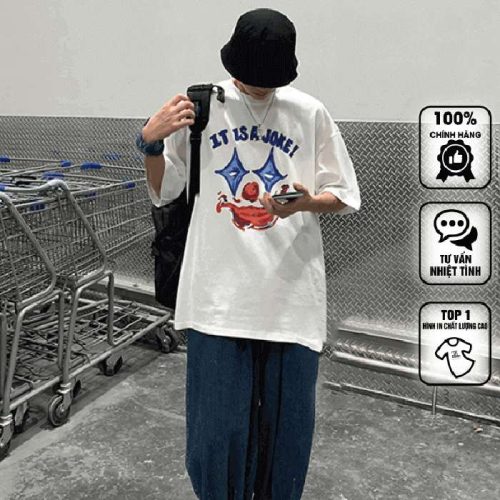 Slogan và hình in nổi bật trên mẫu áo trắng