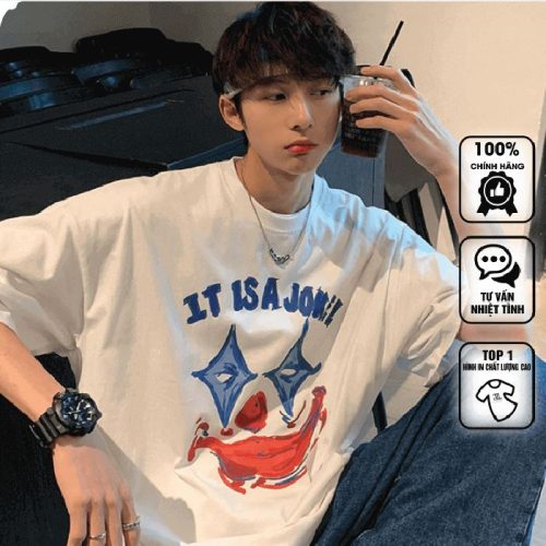 Hình in nổi bật trên nền áo trắng