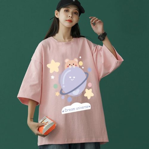 Mẫu áo thun hình in Dream Universe màu hồng cá tính