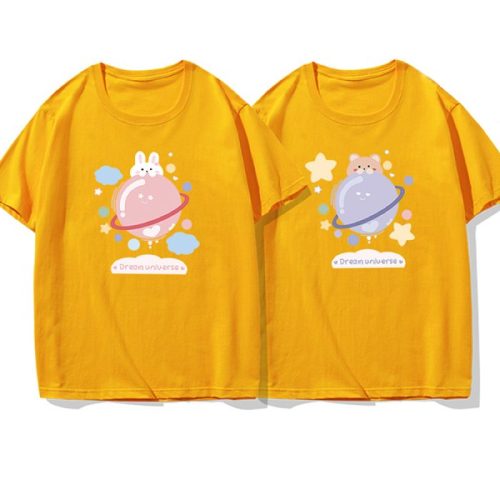 Hình in nổi trên nền áo thun màu vàng thời thượng