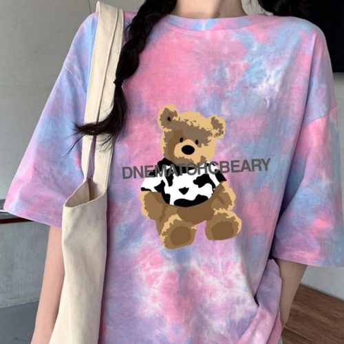 Mẫu áo thun cổ tròn hình gấu bông dễ dàng phối hợp cùng nhiều phụ kiện khác nhau