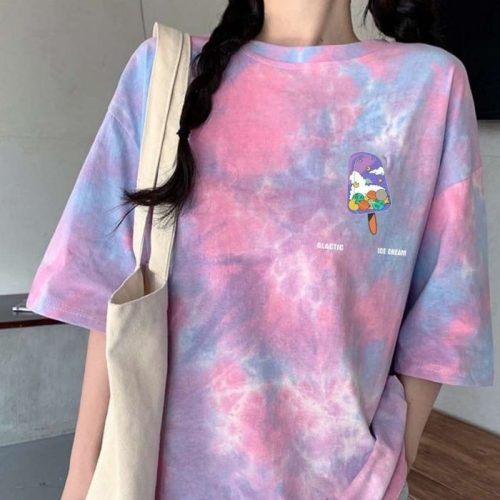Kết hợp áo thun cùng nhiều phụ kiện để giúp bộ outfit nổi bật hơn