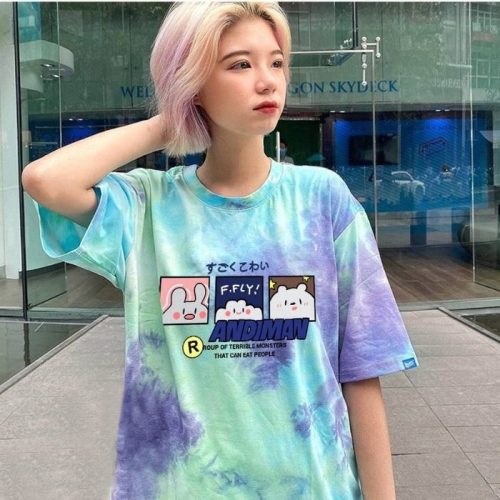 Mẫu áo thun cổ tròn kết hợp cùng quần jean giúp tăng thêm nét đẹp cá tính