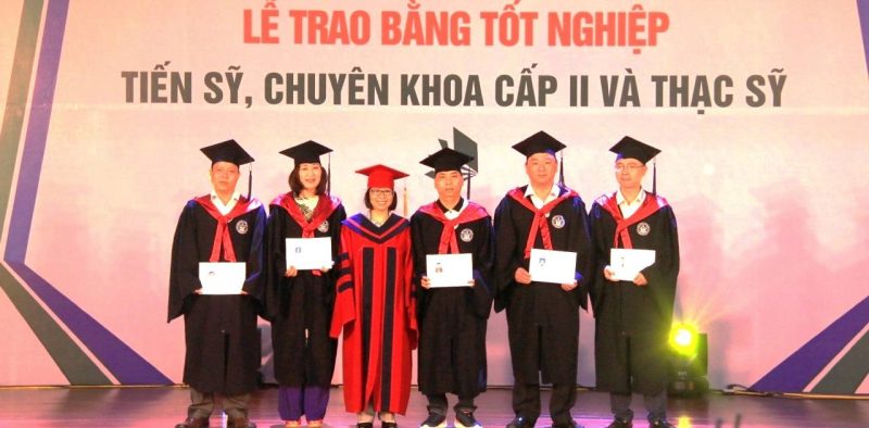 Mẫu áo cử nhân tiến sĩ được thiết kế form rộng, thoải mái
