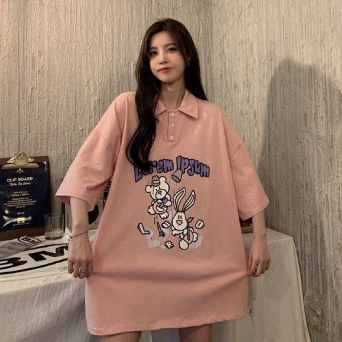 Mẫu áo polo oversize màu hồng dễ kết hợp cùng nhiều phụ kiện khác nhau