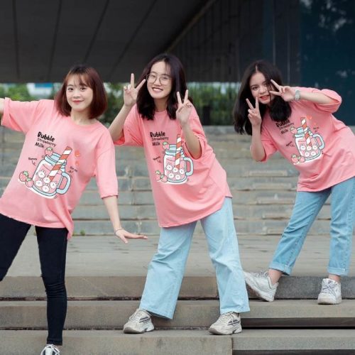 Mẫu áo thun Bubble Strawberry Milk với gam màu hồng nổi bật