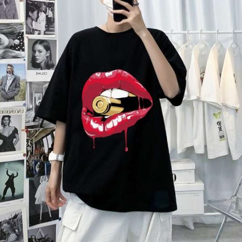 Mẫu áo thun hình in đôi môi màu đen cá tính