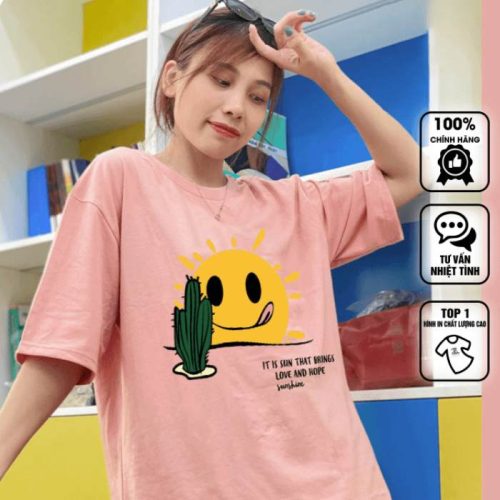 Logo và slogan trên áo sử dụng màu sắc nổi bật