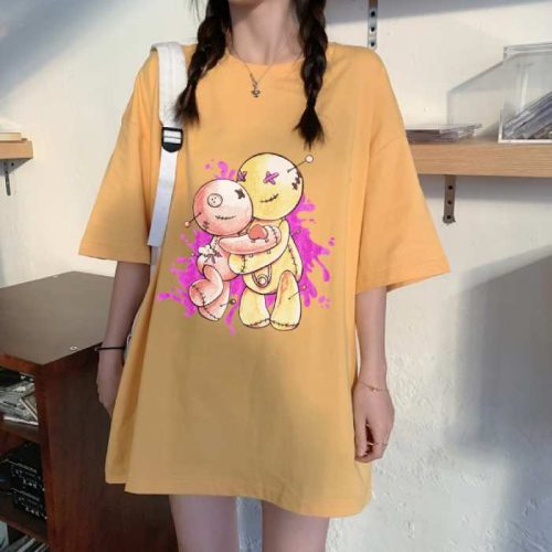 Chiếc áo thun màu vàng nhạt được nhiều bạn trẻ yêu thích