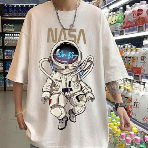 Kết hợp áo phi hành gia cùng quần short tăng thêm nét trẻ trung