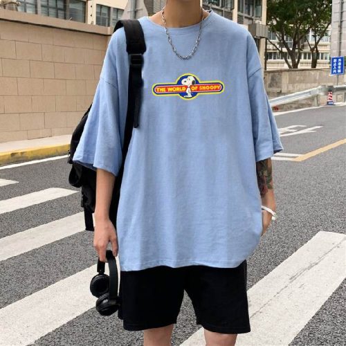 Phối áo thun cùng quần short trẻ trung, năng động