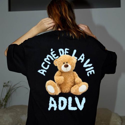 Slogan hình in trên áo được in sắc nét