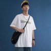 Phối áo cùng quần short để đi chơi cùng nhóm bạn thân