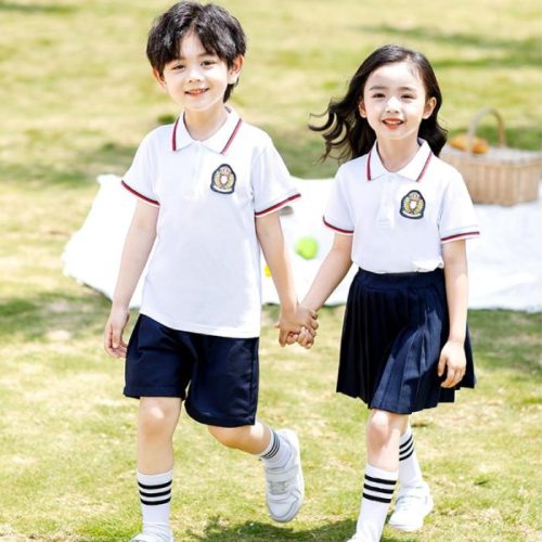 Chiếc áo sử dụng tông màu trắng mang phong cách trẻ trung