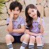 Chiếc áo đồng phục học sinh tiểu học sử dụng tông màu tím chủ đạo