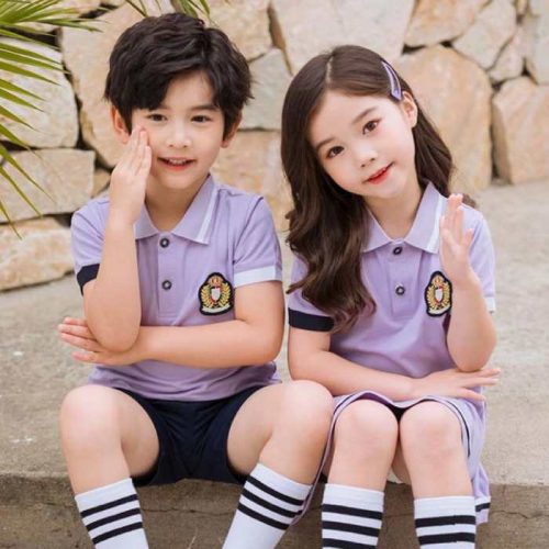Chiếc áo đồng phục học sinh tiểu học sử dụng tông màu tím chủ đạo