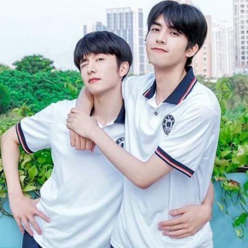 Mẫu áo polo màu trắng đồng phục học sinh cấp 3 nổi bật