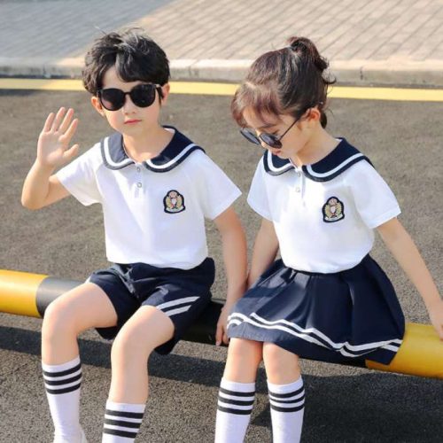 Trang phục có màu sắc nổi bật được nhiều học sinh yêu thích