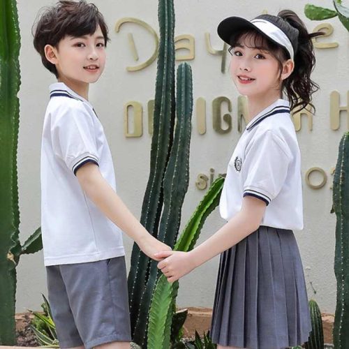 Chiếc áo đồng phục được nhiều học sinh yêu thích vì thiết kế rộng, thoải mái khi mặc