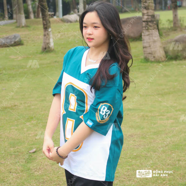 Áo lớp Iconic màu retro phối cùng quần jeans năng động
