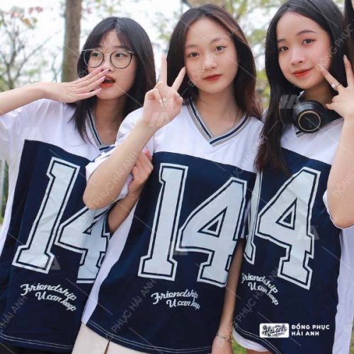 Tô đậm dấu ấn cá nhân cùng áo lớp iconic màu xanh đen phối trắng