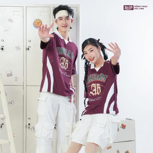 Phối Monster đỏ mận cùng chân váy ngắn tạo dấu ấn thời trang