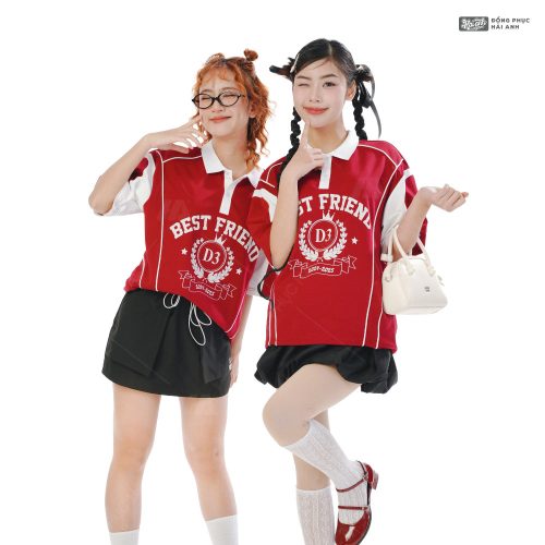 Sự kết hợp giữa đỏ đô và trắng tạo nên vẻ ngoài cá tính