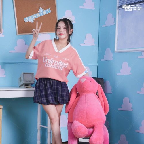 Tăng nét nữ tính khi phối áo Starling với chân váy, quần ống suông