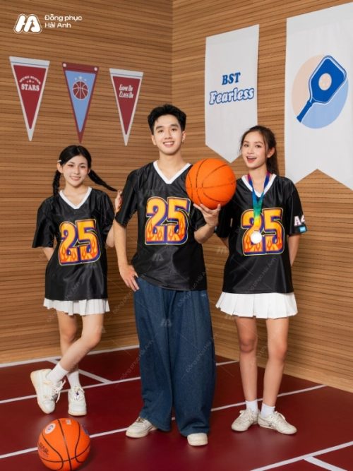 Áo thun đồng phục lớp oversize cổ tim màu đen - Hình 3