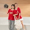 Mẫu áo thun đồng phục lớp oversize cổ tim màu đỏ đô - Hình 1