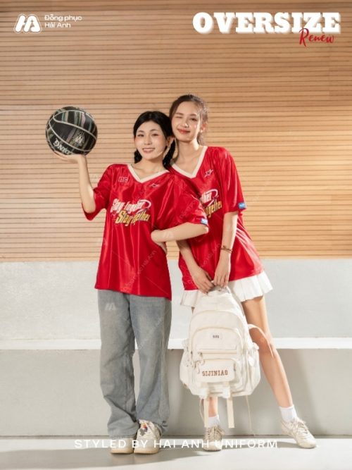 Mẫu áo thun đồng phục lớp oversize cổ tim màu đỏ đô - Hình 1