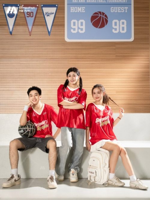 Mẫu áo thun đồng phục lớp oversize cổ tim màu đỏ đô - Hình 2