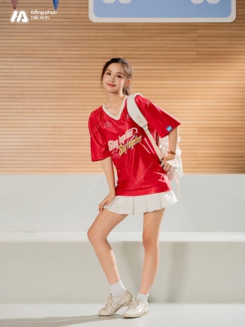 Mẫu áo thun đồng phục lớp oversize cổ tim màu đỏ đô - Hình 4