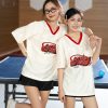 Mẫu áo thun đồng phục lớp oversize cổ tim màu kem cheese