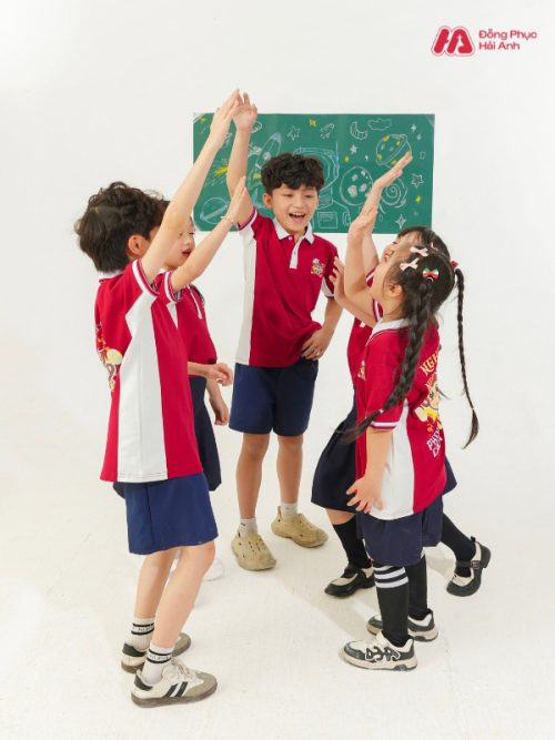 Mẫu Đồng Phục Mầm Non Màu Đỏ Phối Sườn - 3