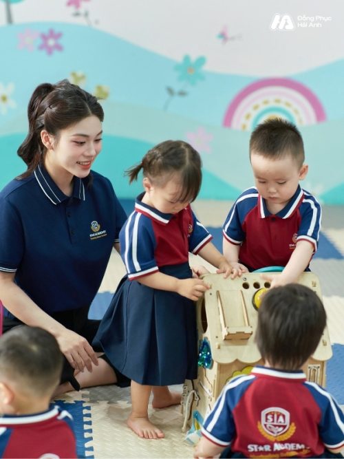 Mẫu Đồng Phục Mầm Non Hacool 01 Màu Đỏ Đô - 2